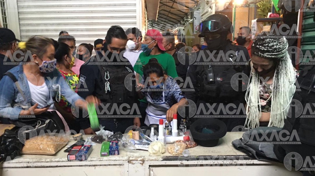 Comerciantes del mercado Benito Juárez detienen a mujer por robar productos