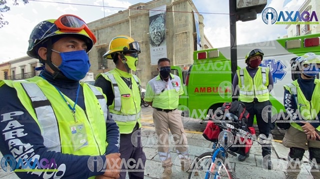 Paramédicos voluntarios presentan ambulancia adquirida con donaciones