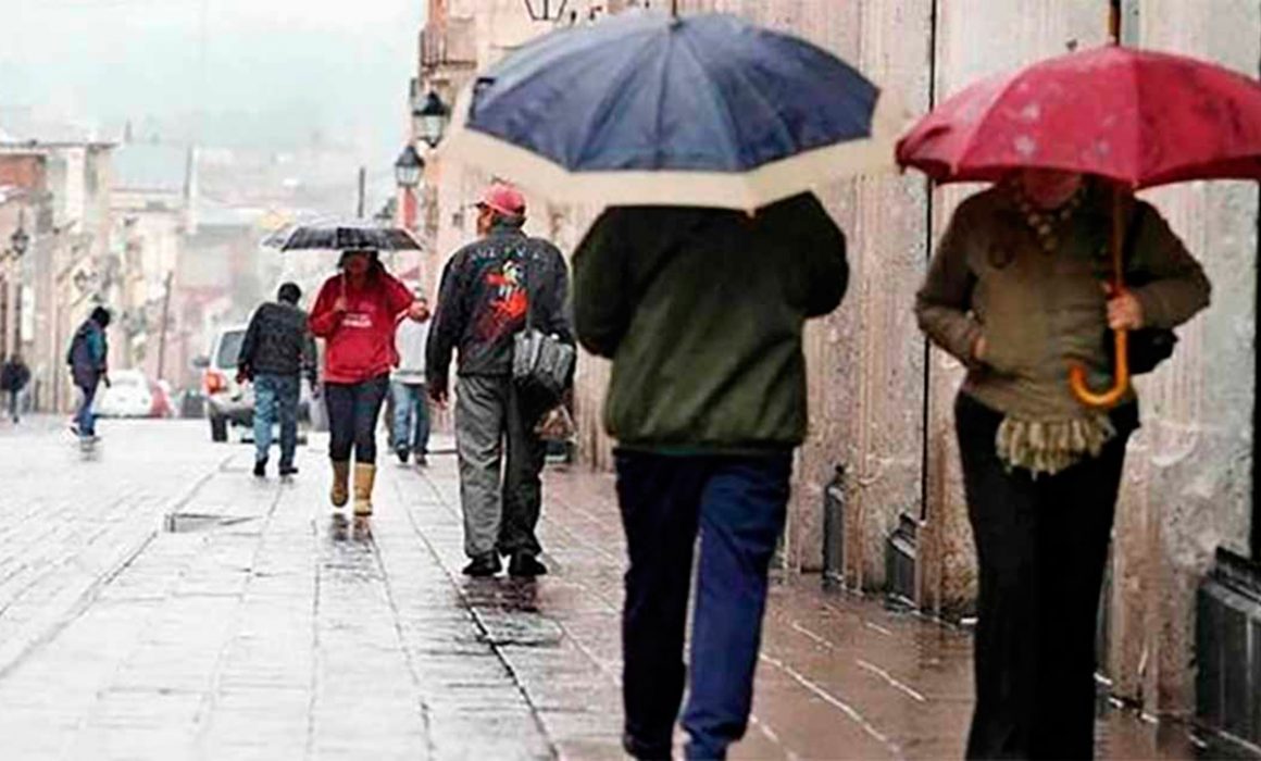 Onda tropical numero 13 azota el estado de Oaxaca.