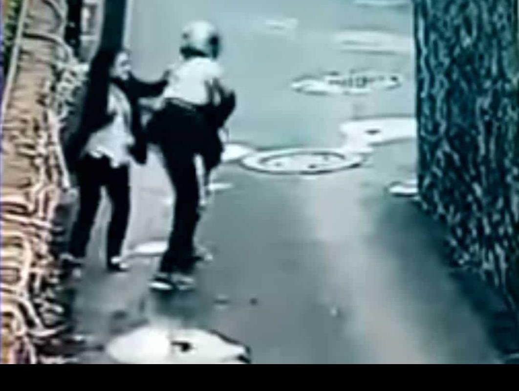 Mujer arriesga su vida y enfrenta a ladron.