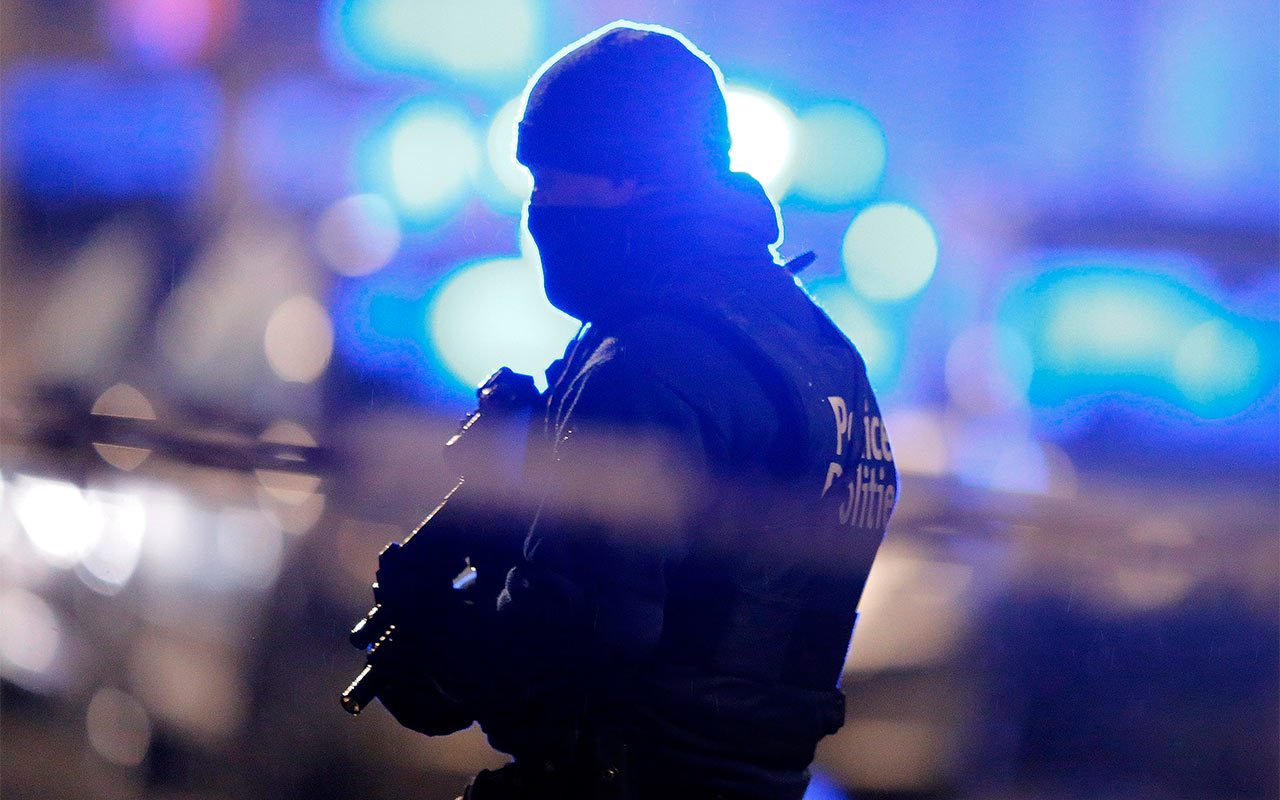 Policía golpea y apuñala a su pareja en Ecatepec.