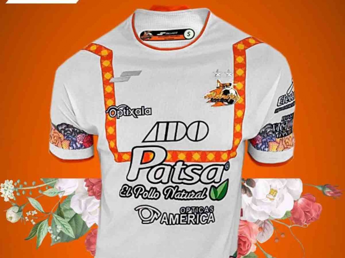 Los Alebrijes no dejan atrás sus tradiciones y lo demuestran en sus uniformes.