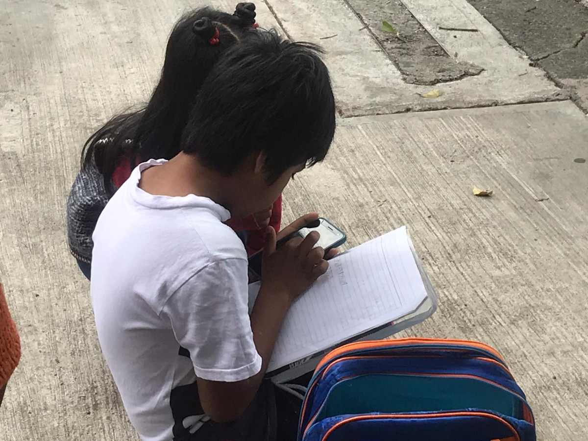 Hermanitos toman clases desde la calle conectados a red de cámaras de vigilancia