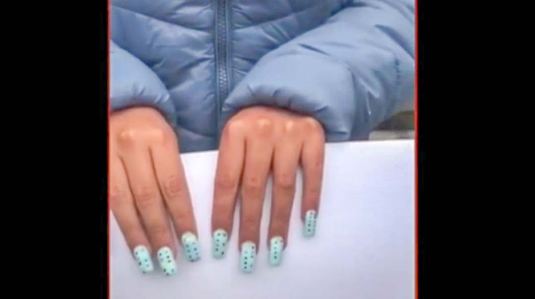 Aspirantes a maestras son captadas contestando exámen con acordeón en las uñas