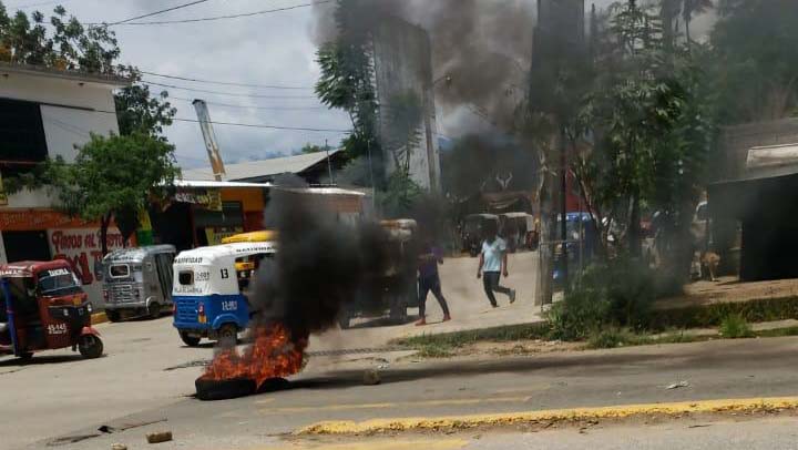 Mototaxis desquician con bloqueo la Villa de Zaachila