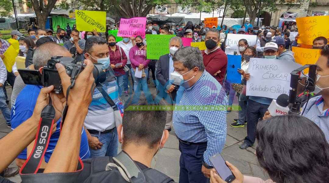 Representantes de cámaras empresariales entregan 35 mil firmas en rechazo a ley chatarra