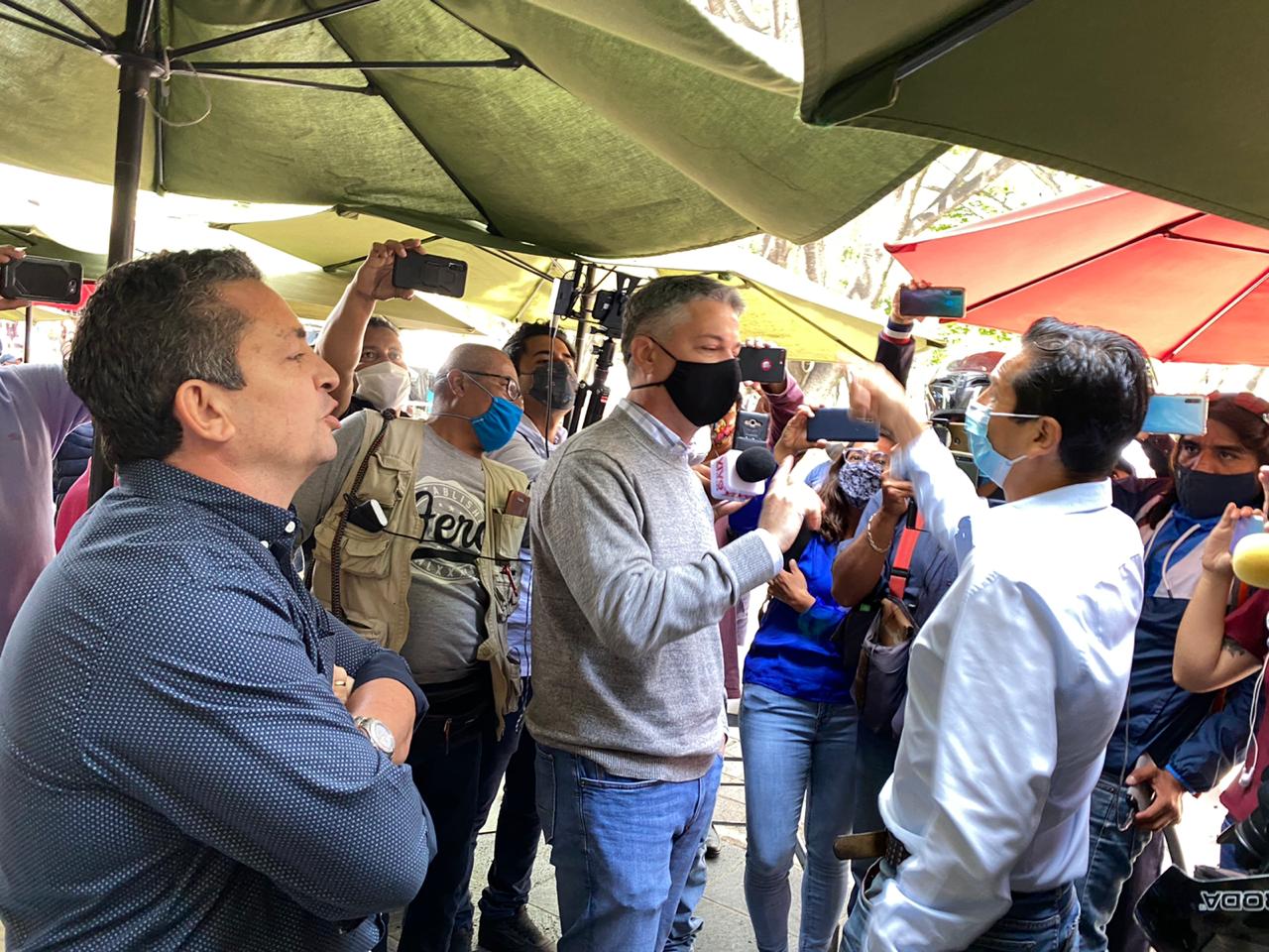 Artista plástico pide a municipio se aplique la ley para que retaurantes respeten los portales