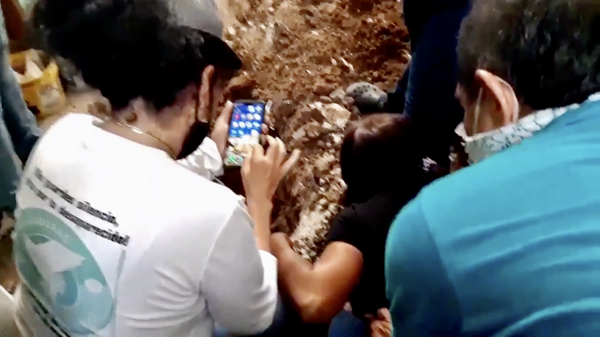 Video: Madre encuentra los restos de su hijo desaparecido en fosa clandestina