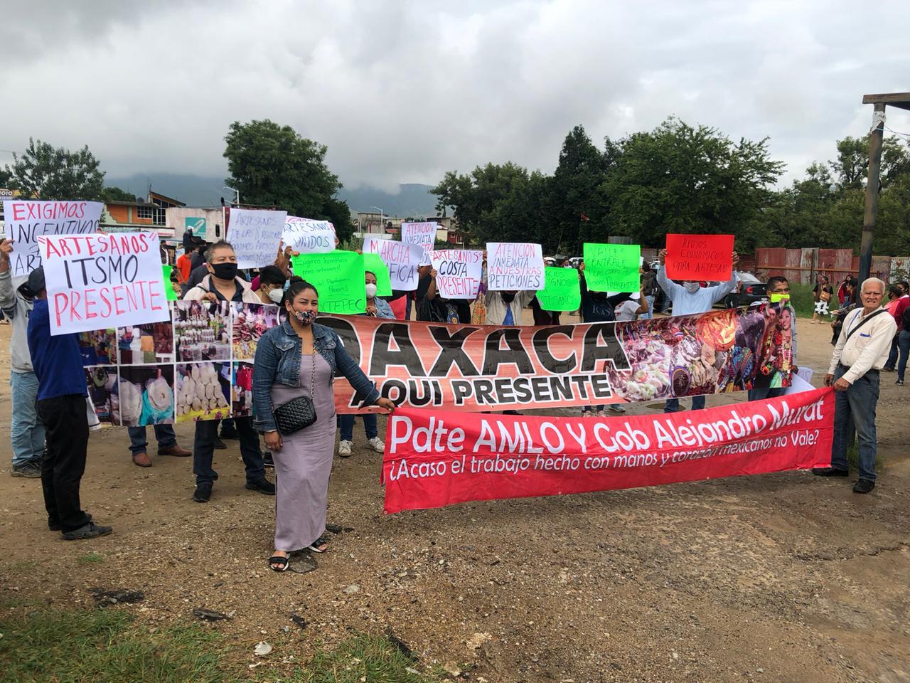 Marchan artesanos oaxaqueños para exigir espacios dignos para vender