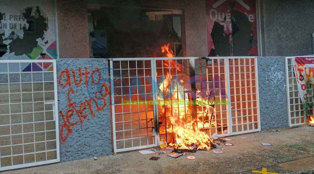 Feministas en Oaxaca combaten violencia con mas violencia; destruyen oficinas a su paso