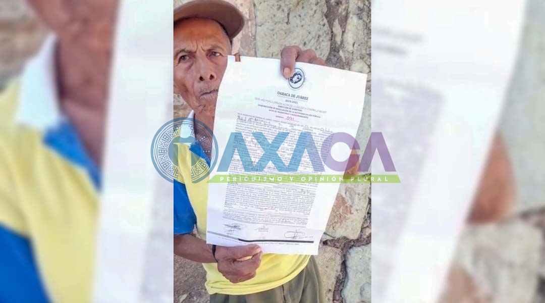 Inspectores de Oaxaca de Juárez despojan de mercancía a anciano en el Zócalo, Oaxaca