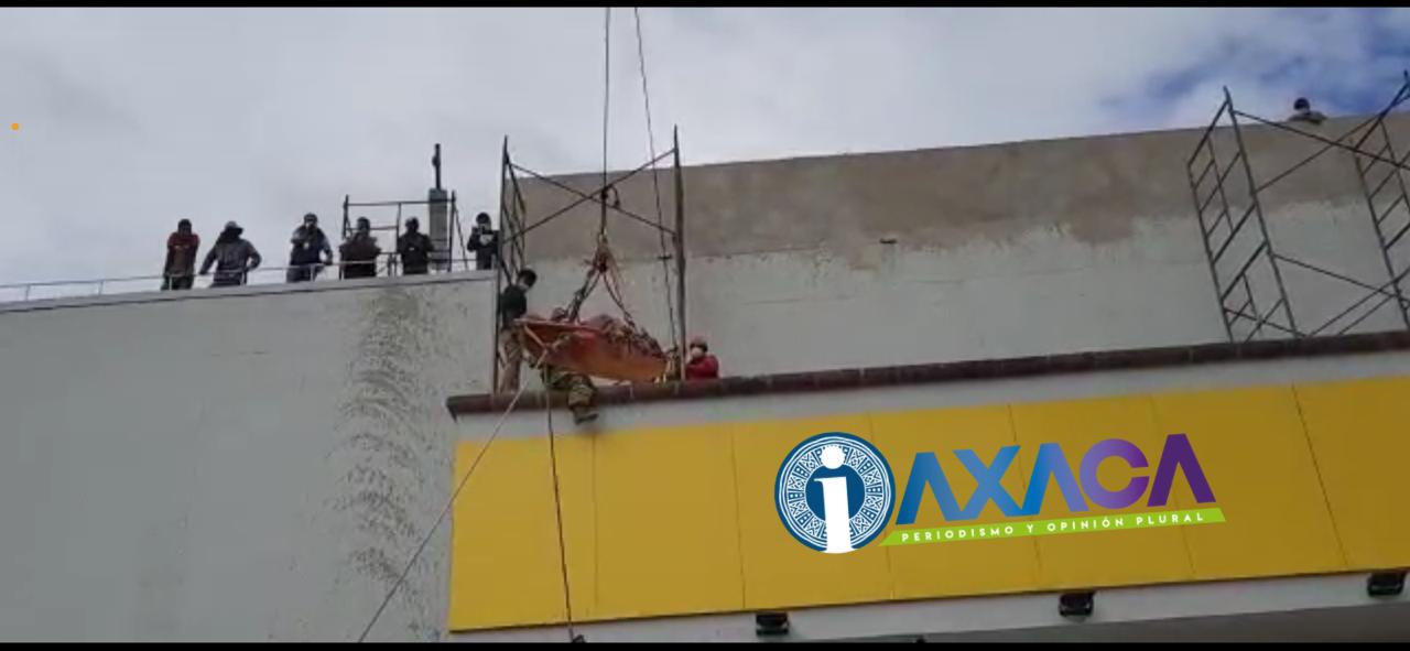 Bomberos rescata a trabajador caído en techo de Coppel, Plaza Oaxaca