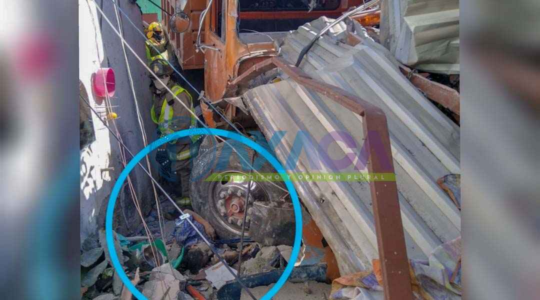 Un fallecido deja camión volteo al impactarse en domicilio de Santa Rosa, Oaxaca