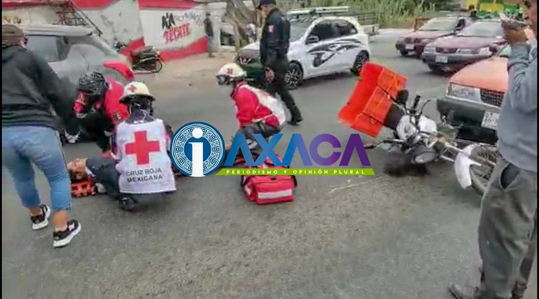 Imprudente taxista embiste a motociclista en Símbolos Patrios,Oaxaca
