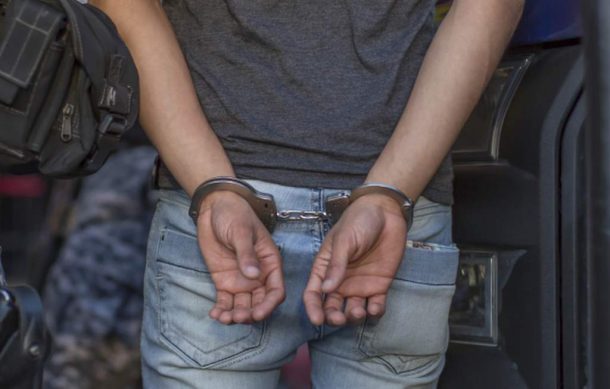 Joven es detenido por matar a sus hermanas y herir a su madre