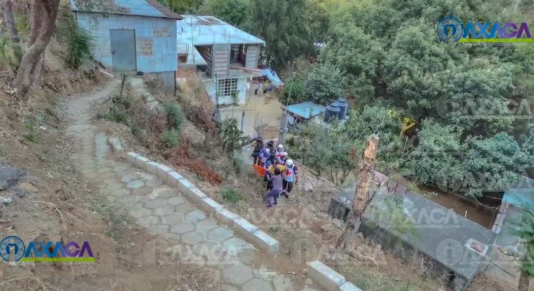 Aparatosa volcadura deja una persona lesionada en camino antiguo a Monte Albán