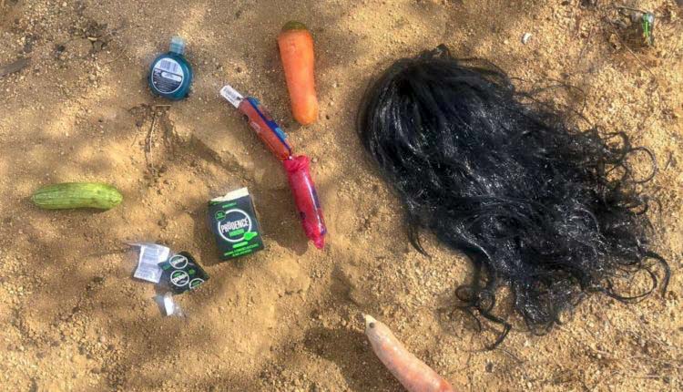 Captan a tres hombres teniendo relaciones; dejaron verduras, condones y peluca