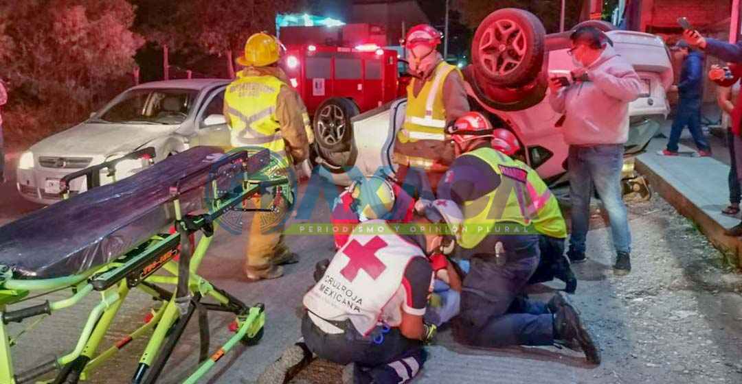 Ebrio conductor provoca choque y volcadura en Símbolos Patrios, Oaxaca