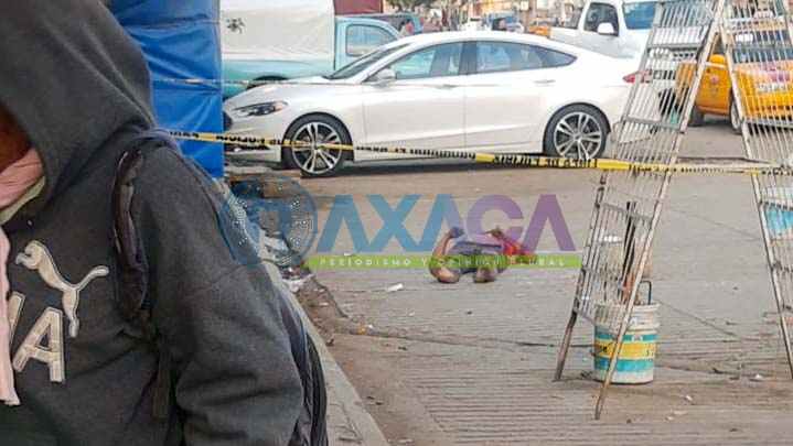 Más de cinco horas lleva tirado el cuerpo de indigente fallecido en la Central de Abastos