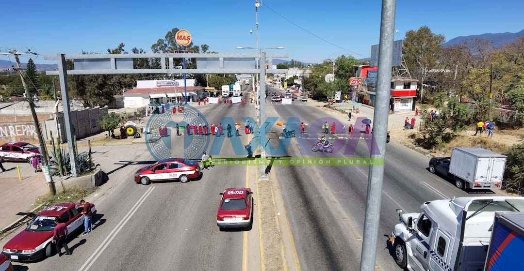 Desplazados triquis bloquean crucero de Hacienda Blanca, exigen paz en Copala, Oaxaca