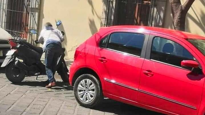 Viejito Cocolizo intentaba robar una moto y abrir carros en céntricas calles de Oaxaca
