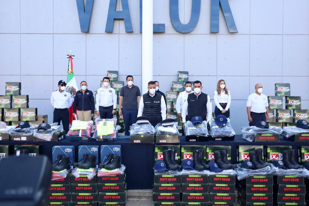 Entregan uniformes a corporaciones dependientes de la SSPO
