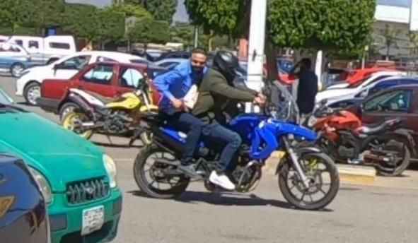Los presuntos asaltantes huyeron en una motocicleta BMW