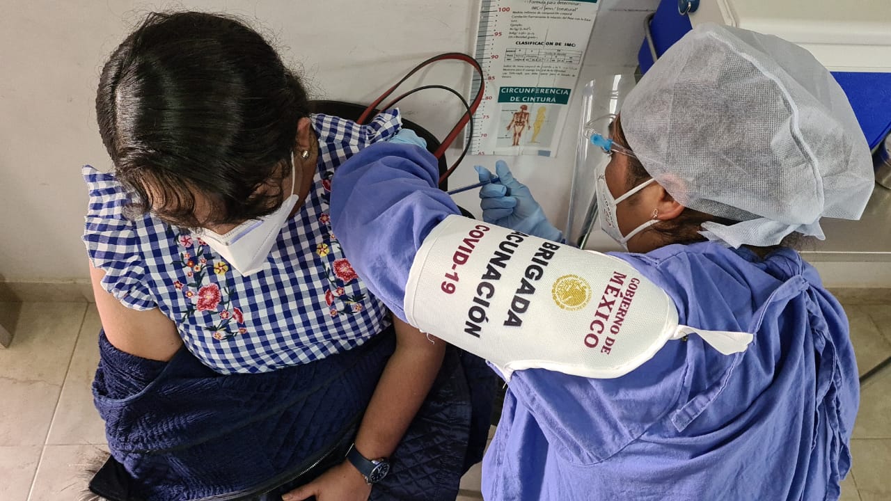 Continúan los SSO vacunación contra COVID-19 a personal de Salud