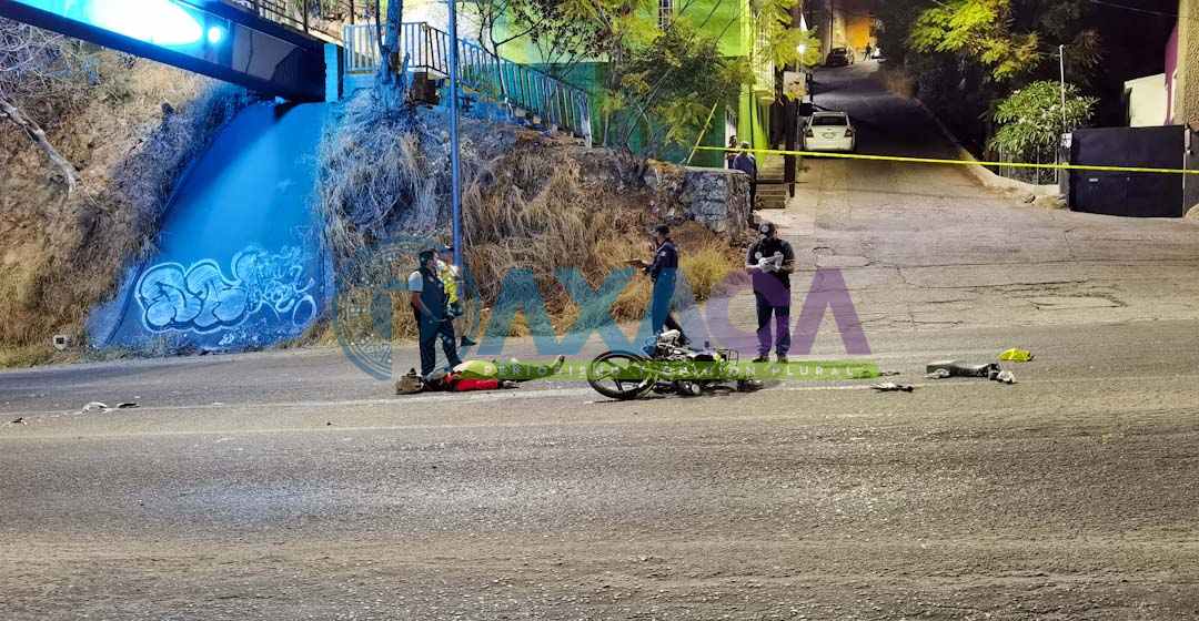 Motociclista pierde la vida al derrapar bajando el Cerro del Fortín, Oaxaca