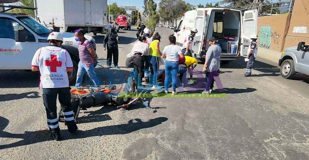 Conductor de camioneta de pollos Bachoco, atropella y lesiona a motociclista en el Parque del Amor