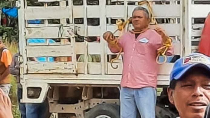 Durante visita de AMLO a Oaxaca, amarran a funcionario de la Segego