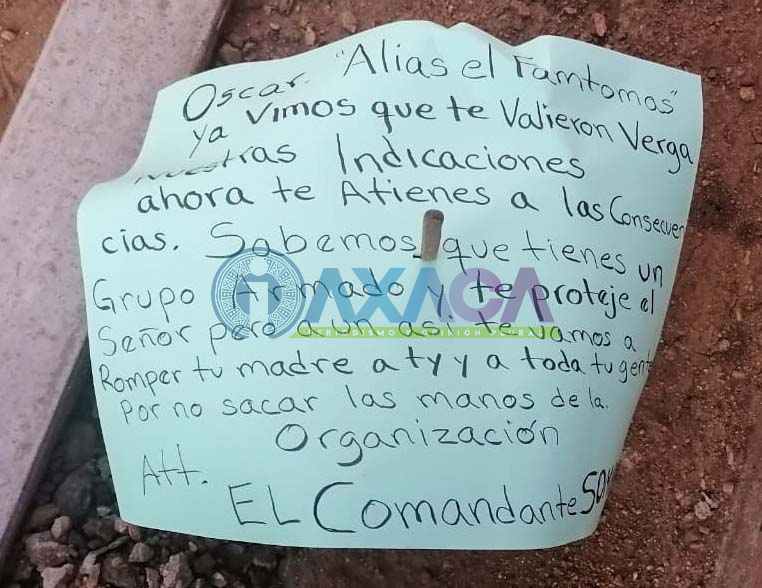 Cartulina con mensajes amenazantes, localizada en calle el Avión