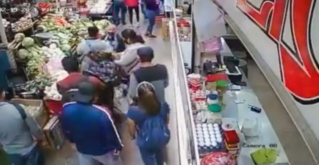 Ratas asquerosas se aprovechan de abuelito para robarle en la Central de Abasto, Oaxaca