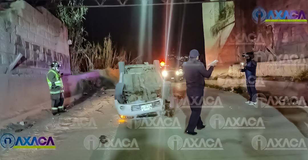 Abandonan vehículo volcado bajo el puente IV Centenario, Oaxaca