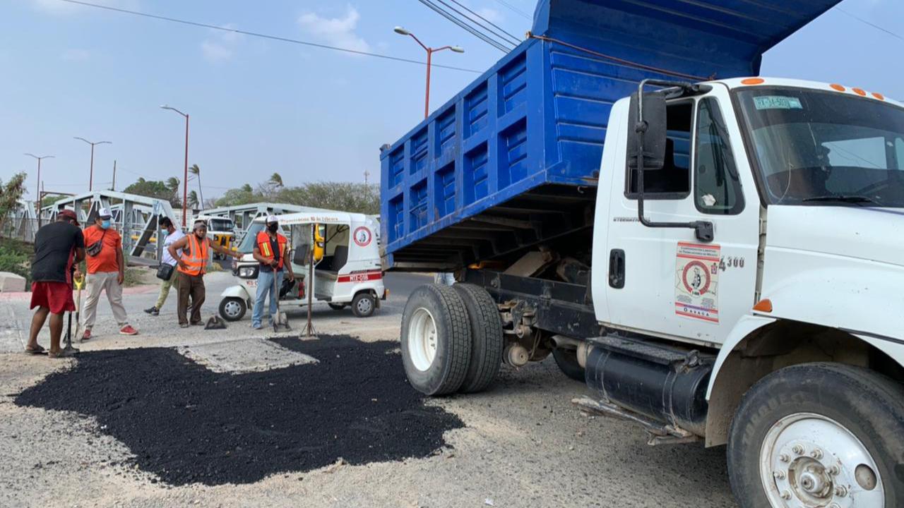 Confederación Libertad y mototaxistas realizan bacheo en la Carretera Transistmica