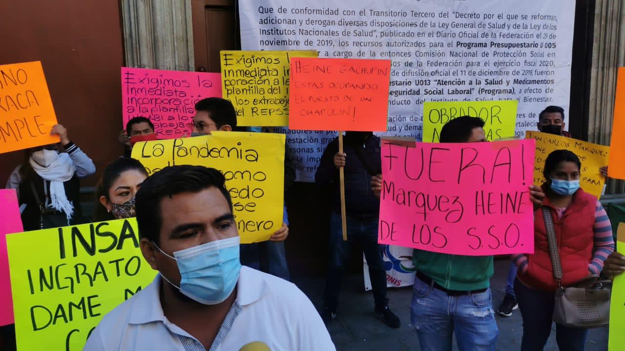 Extrabajadores del Seguro Popular, piden destitución de Marquéz Heine; protestan en Casa Oficial