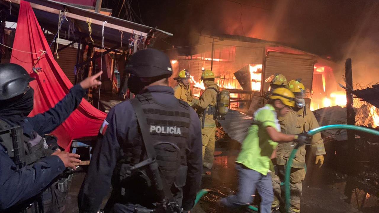 Incendio en Mercado de Juchitan deja más de 60 puestos calcinados