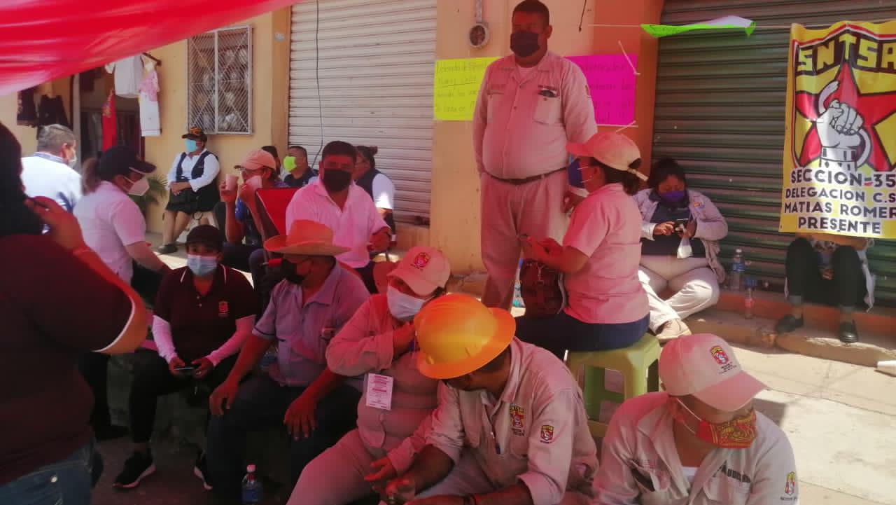 Trabajadores de Salud denuncian a su titular por abandonarlos y no gestionar vacunas
