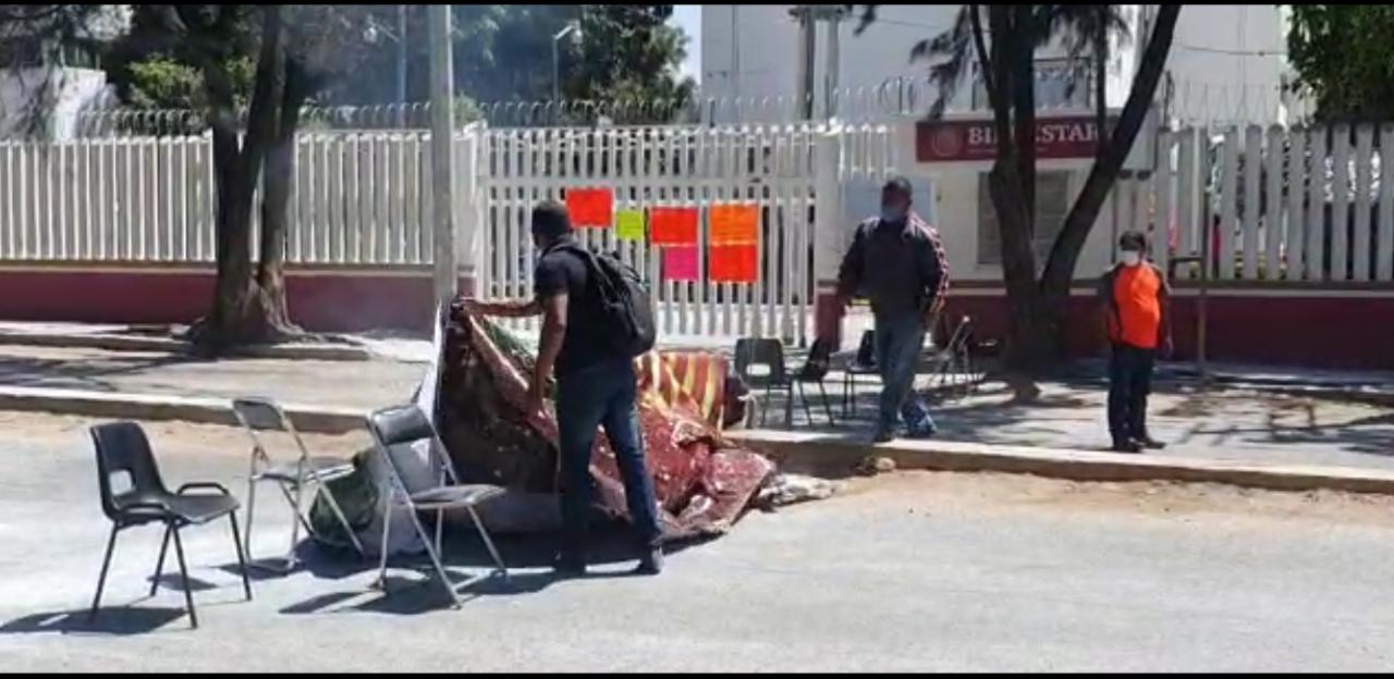 Radical protesta de habitantes de San Pedro Mixtepec en oficinas de Bienestar