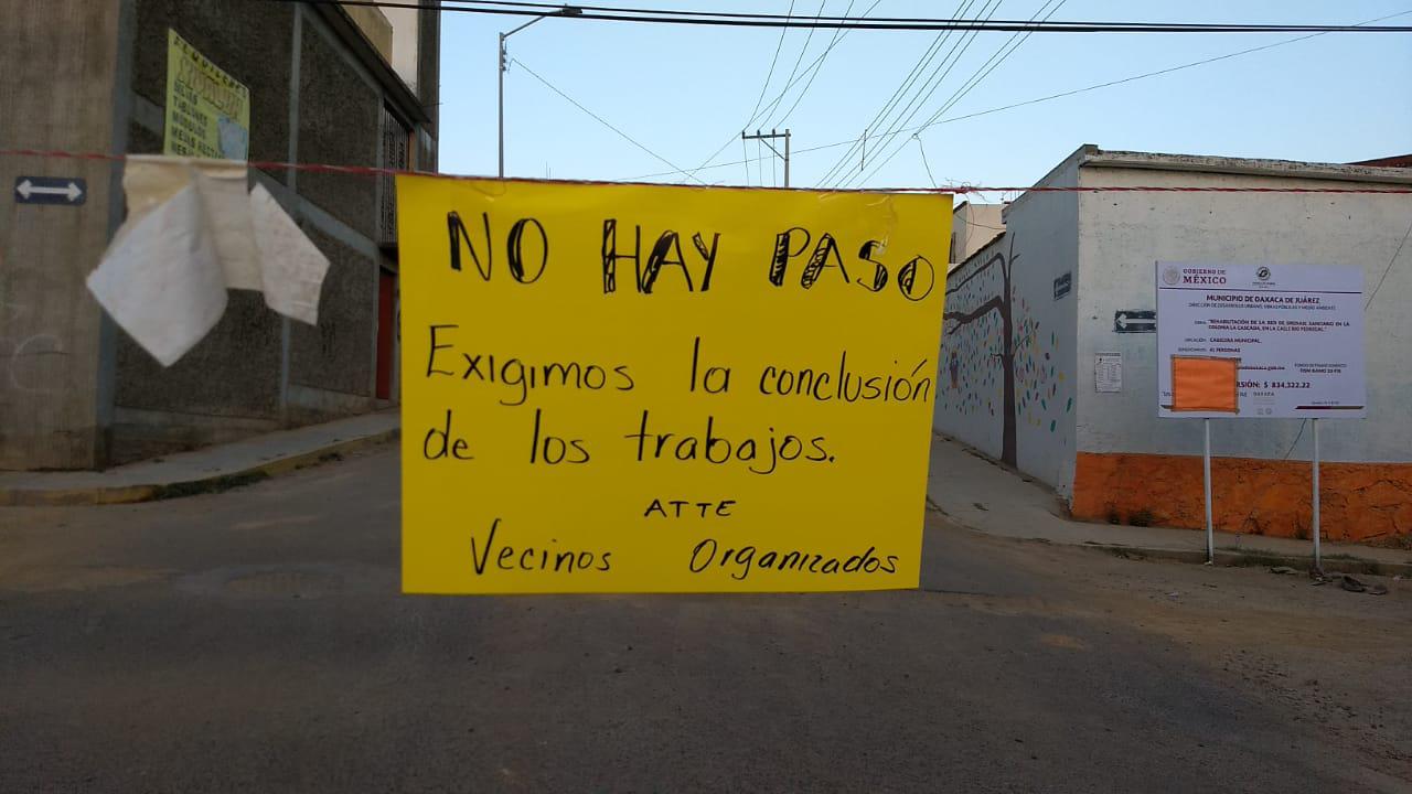 Bloquean vialidad vecinos de la Colonia la Cascada, municipio dejó a medias las obras