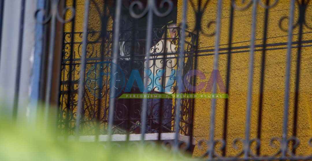 Colgado de un ventanal localizan a hombre de la tercera edad, en calle Armenta y López, Oaxaca
