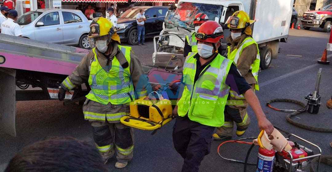Tres prensados deja choque entre camioneta y urbano en Símbolos Patrios, Oaxaca