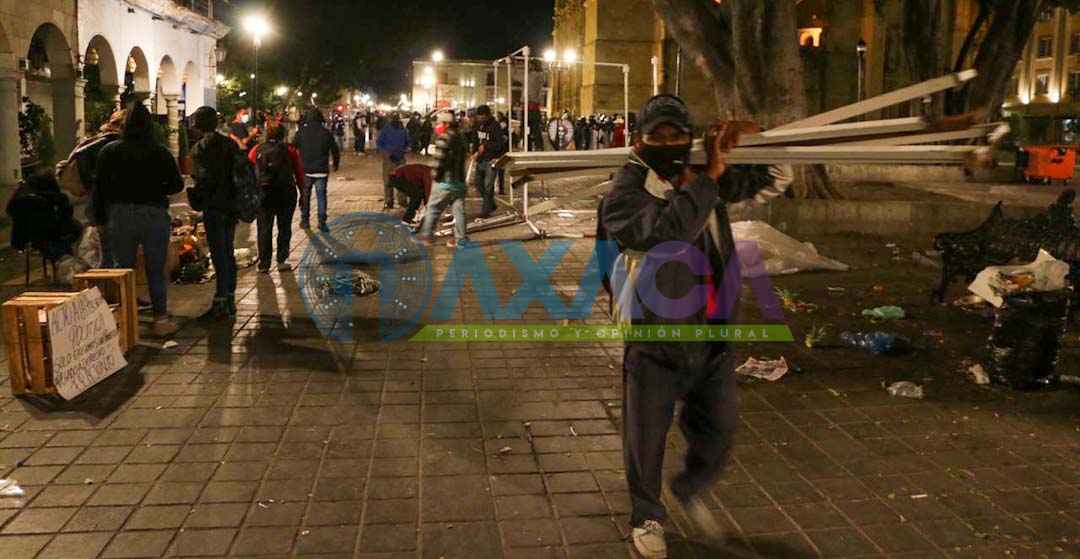 Madrugan a la 14 de Junio, inspectores y policías los desalojan del zócalo