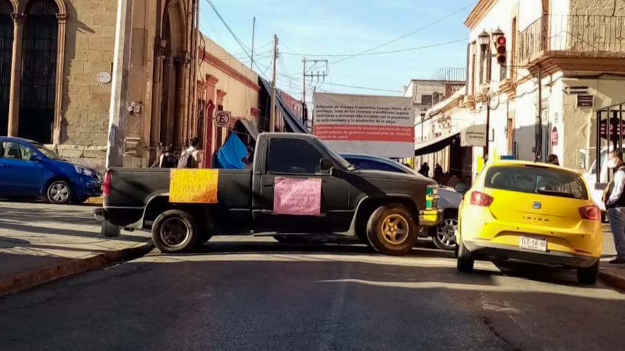 Cumplen 21 días de exigir pagos atrasados y recontratción los trabajadores de Salud
