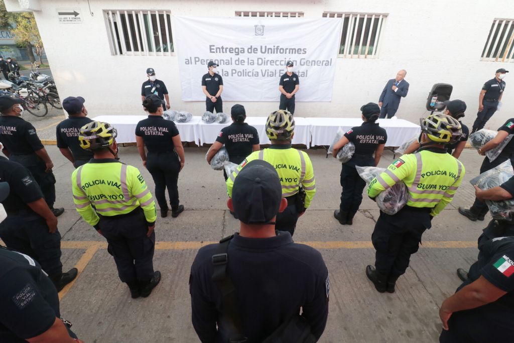 Entrega titular de la SSPO, Heliodoro Díaz Escárraga, uniformes a elementos de la Policía Vial Estatal