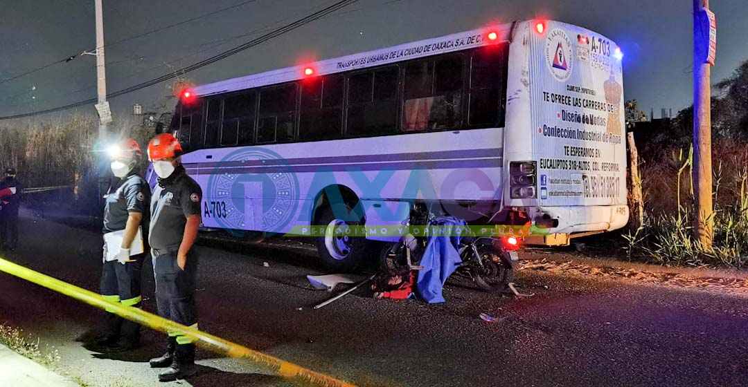 Pierde la vida motociclista al impactarse con urbano en Xoxocotlán, Oaxaca