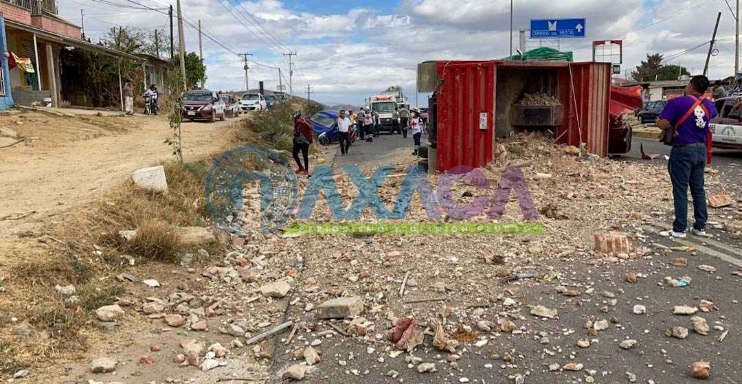 Aparatosa volcadura de volteo en la 190, antes de Hacienda Blanca, Oaxaca