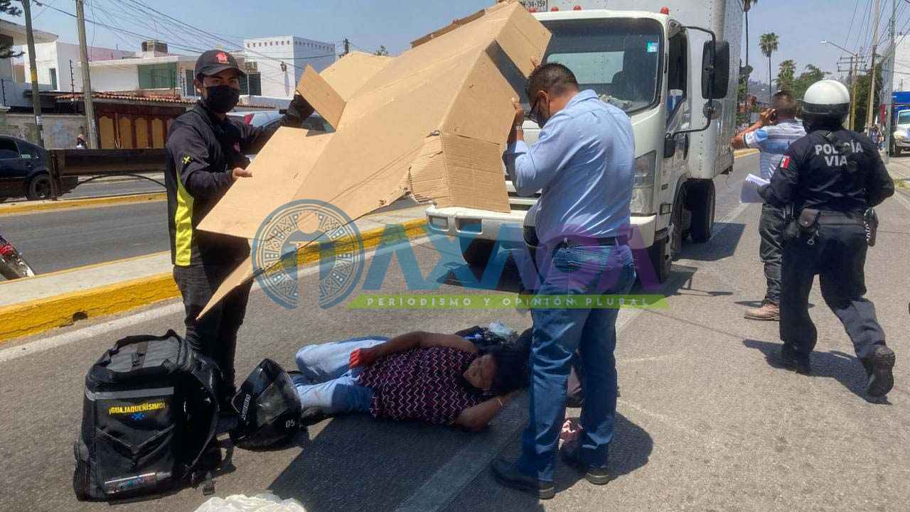 Camioneta de hielos atropella a mujer en el estadio de beisbol