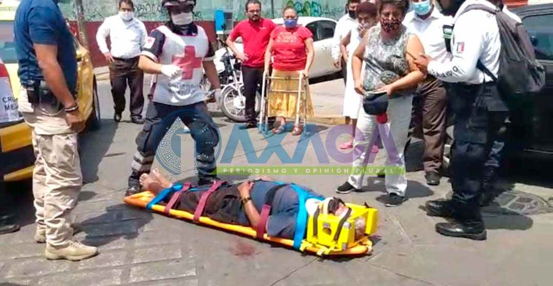 Taxista del sitio ADO atropella a adulto mayor en el centro de Oaxaca
