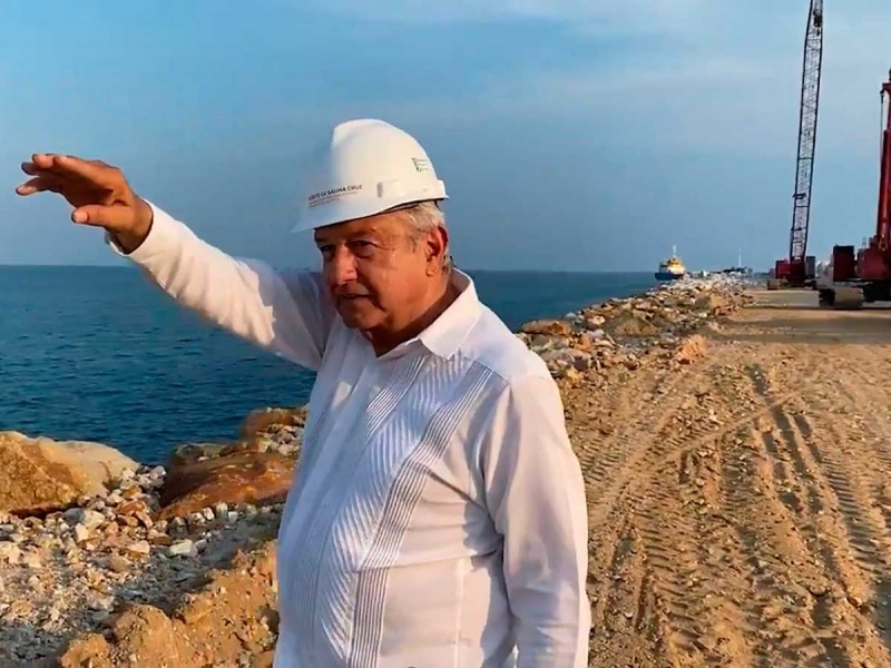 AMLO supervisa construcción de rompeolas en Salina Cruz, Oaxaca